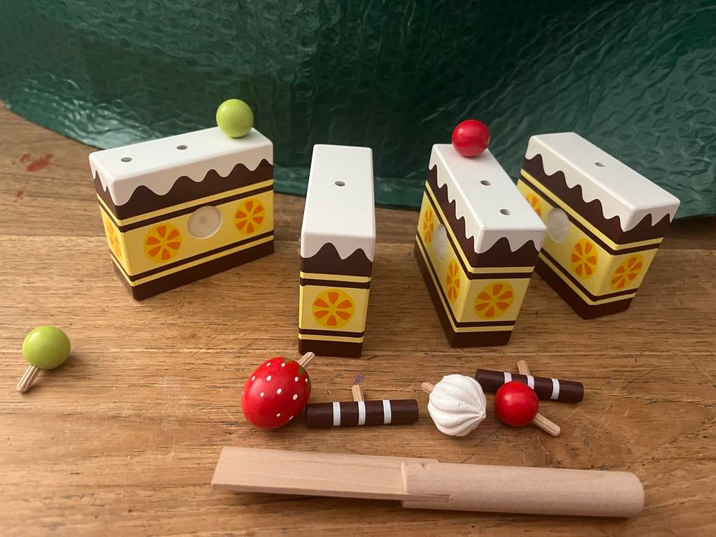 Houten taart met decoratie en mes, Ophalen of Verzenden, Zo goed als nieuw, Overige typen