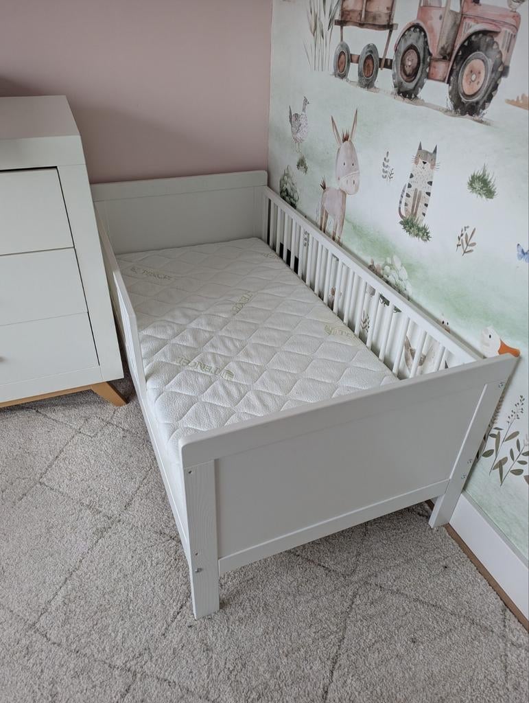 Peuterbed Petit Amelie met valbeveiliging, Ophalen, 140 tot 160 cm, 70 tot 85 cm, Lattenbodem