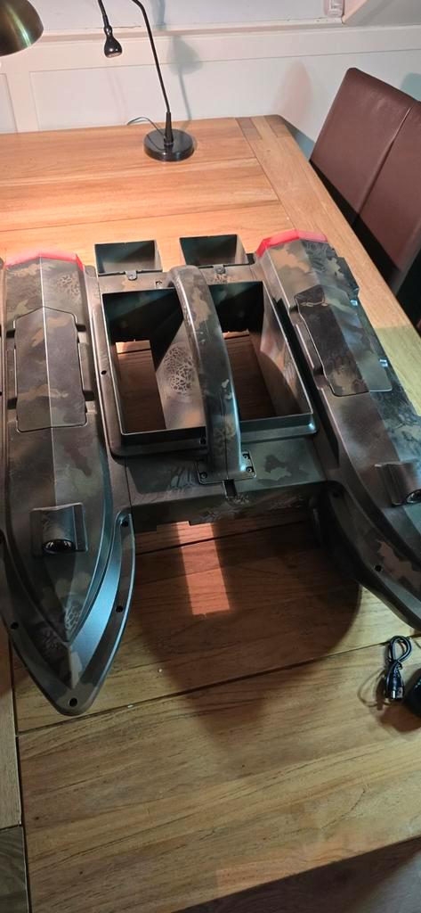 Voerboot camo, heeft kleine storing, Watersport en Boten, Hengelsport | Karpervissen, Zo goed als nieuw, Overige typen, Ophalen of Verzenden