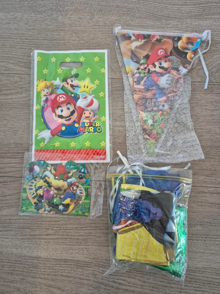 Super Mario feestje versiering uitnodigingen slingers, Hobby en Vrije tijd, Feestartikelen, Ophalen of Verzenden, Zo goed als nieuw
