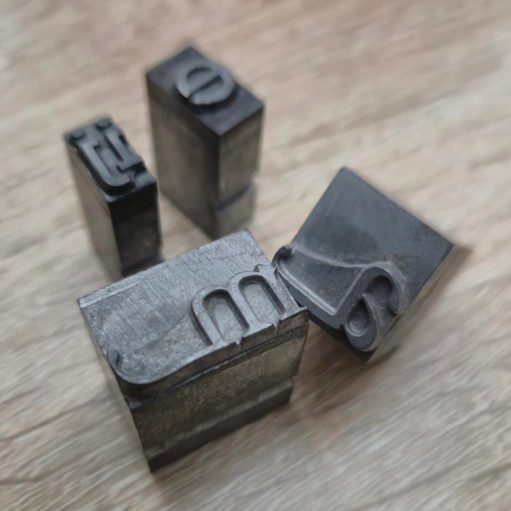 4 stuks loden drukletters/ zetletters, Ophalen of Verzenden