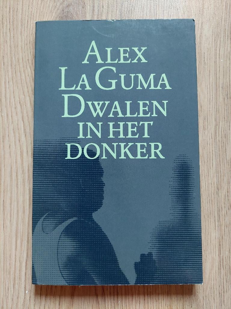 Dwalen in het donker - Alex La Guma, Ophalen of Verzenden, Gelezen, Wereld overig