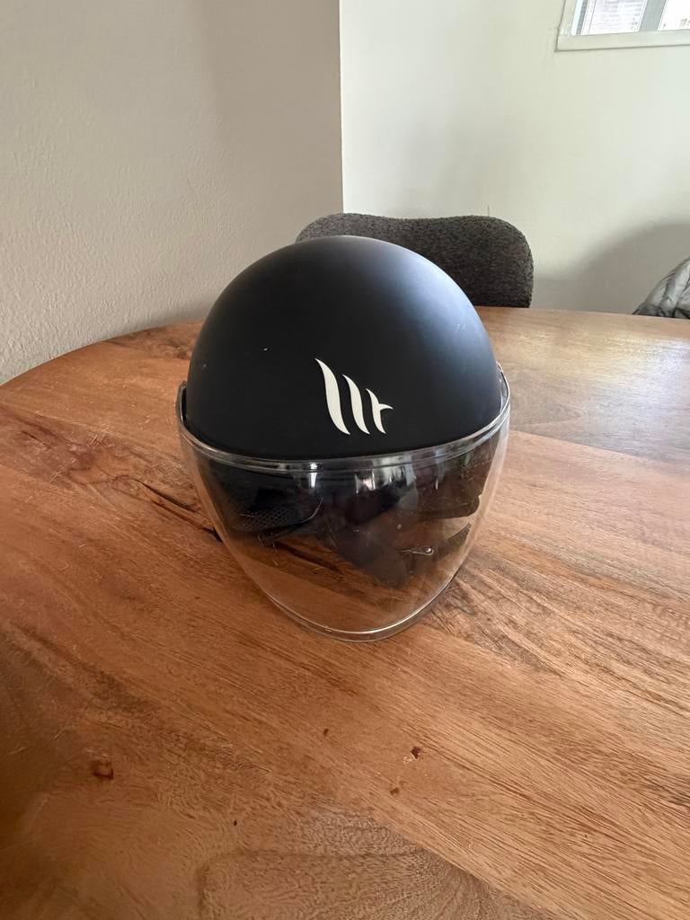Nette zwarte scooterhelm met lichte gebruikssporen, Fietsen en Brommers, Brommerhelmen, Ophalen, Gebruikt