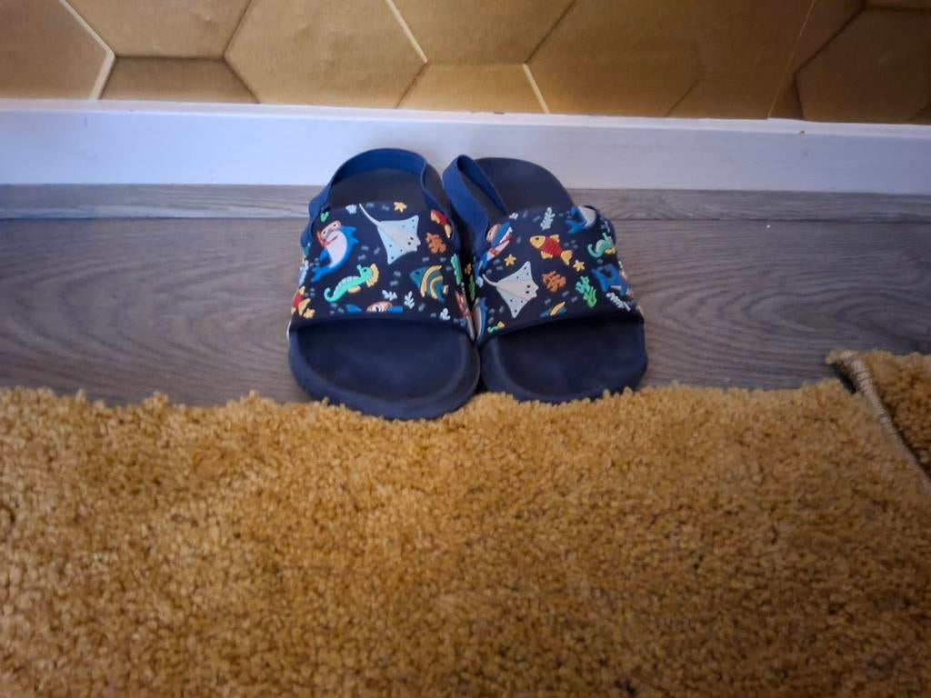 Slippers, Kinderen en Baby's, Kinderkleding | Mutsen, Sjaals en Handschoenen, 134 t/m 140, Ophalen of Verzenden, Zo goed als nieuw