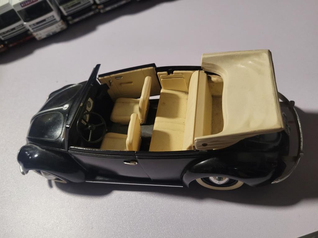 Vw kever cabrio, Hobby en Vrije tijd, Modelauto's | 1:18, Burago, Ophalen of Verzenden, Zo goed als nieuw, Bburago