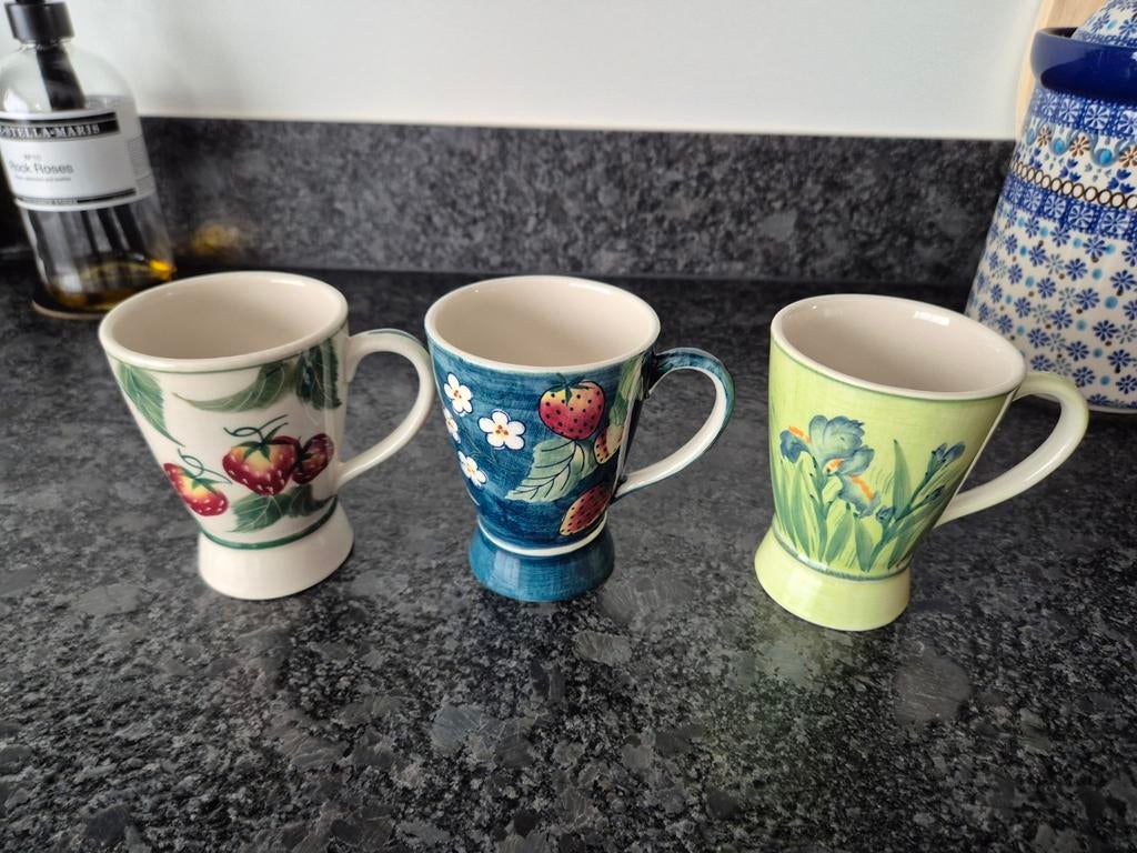 Mooie mokken o.a. Mignon en Vic's 3 stuks, Huis en Inrichting, Keuken | Servies, Ophalen of Verzenden, Aardewerk, Overige stijlen