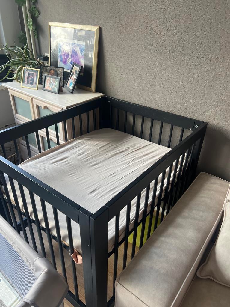 Stevige zwarte babybox met matras, Kinderen en Baby's, Boxen, Ophalen, Gebruikt, Vierkant, Boxkleed