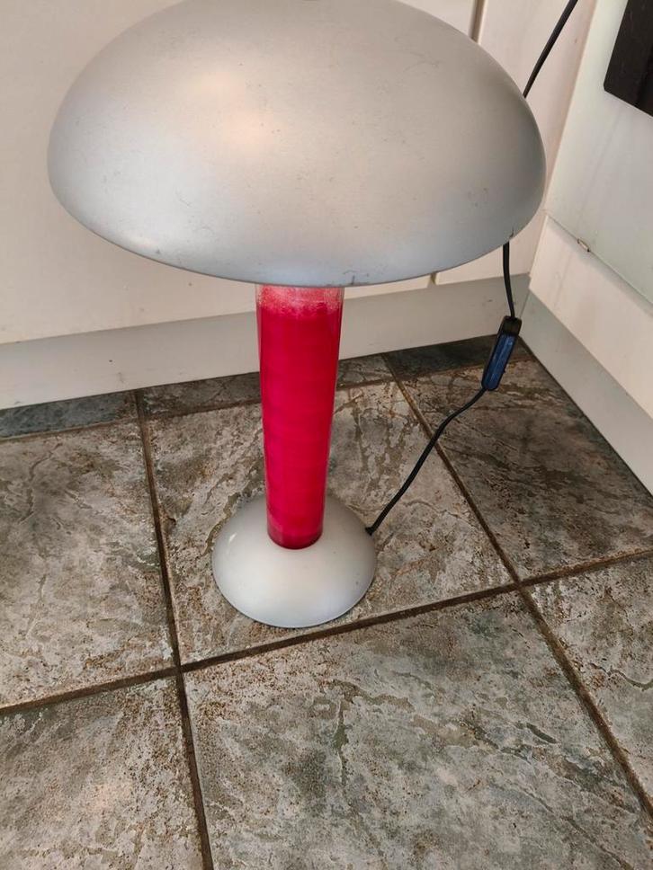 Unieke lavalamp tafellamp met rood vloeistof, Huis en Inrichting, Lampen | Tafellampen, Gebruikt, 50 tot 75 cm, Kunststof, Metaal