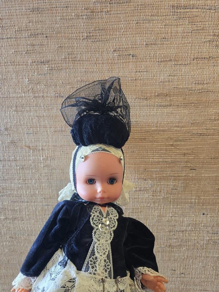 Vintage Klederdracht Pop - Zwart met Kant, Ophalen of Verzenden, Gebruikt, Overige typen