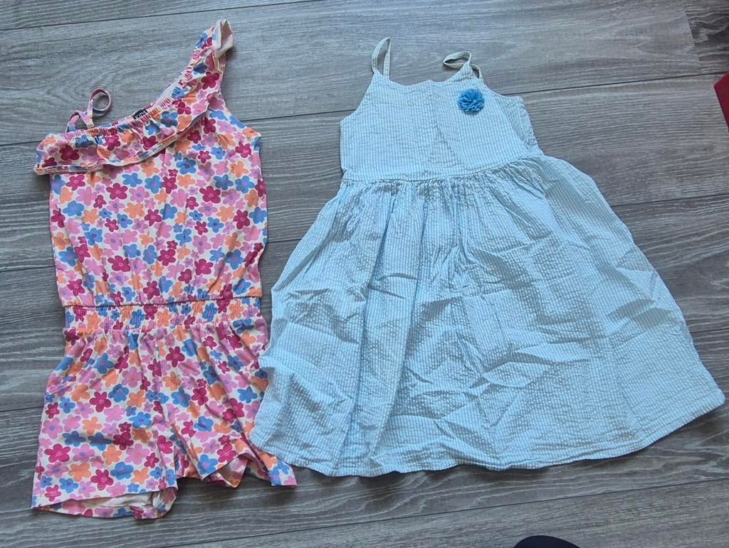 Zomerse set: Bloemen jumpsuit & blauw gestreept jurkje, Kinderen en Baby's, Kinderkleding | Maat 122, Gebruikt, Meisje, Kids, Ophalen of Verzenden