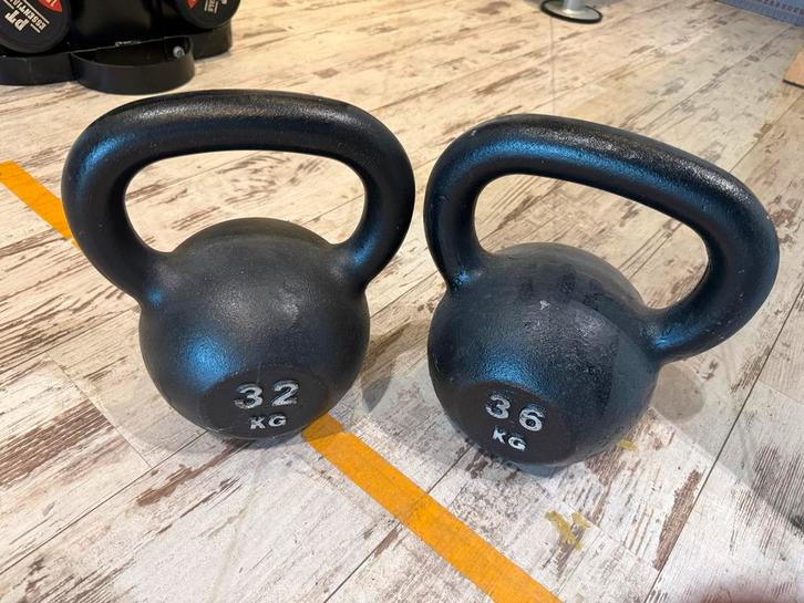 Twee Kettlebells: 36 kg en 32 kg, Sport en Fitness, Fitnessmaterialen, Gebruikt, Kettlebell, Armen, Ophalen