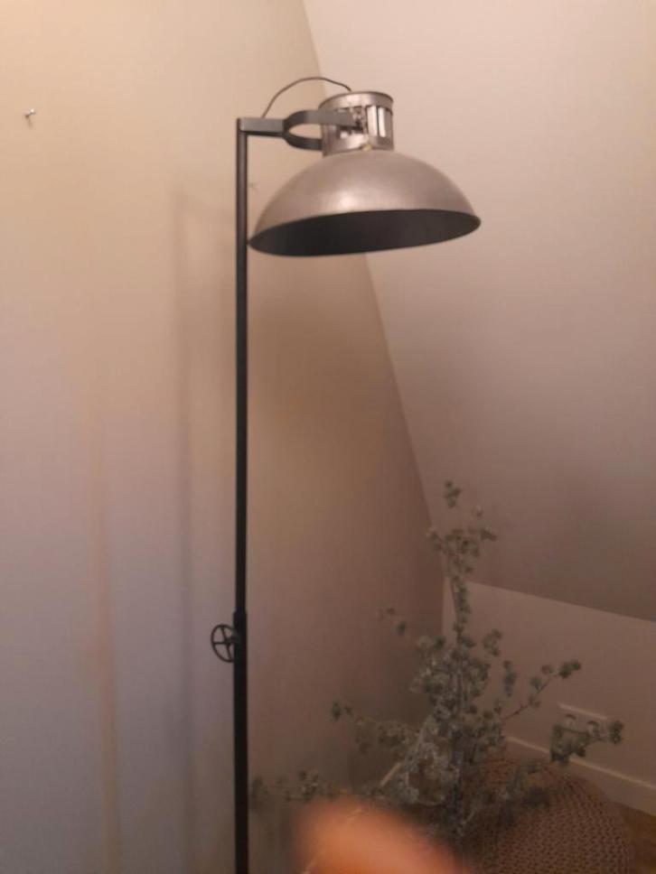 Antieke kleurige lamp - 1.90m hoog, Huis en Inrichting, Lampen | Vloerlampen, Gebruikt, 150 tot 200 cm, Metaal, Ophalen of Verzenden