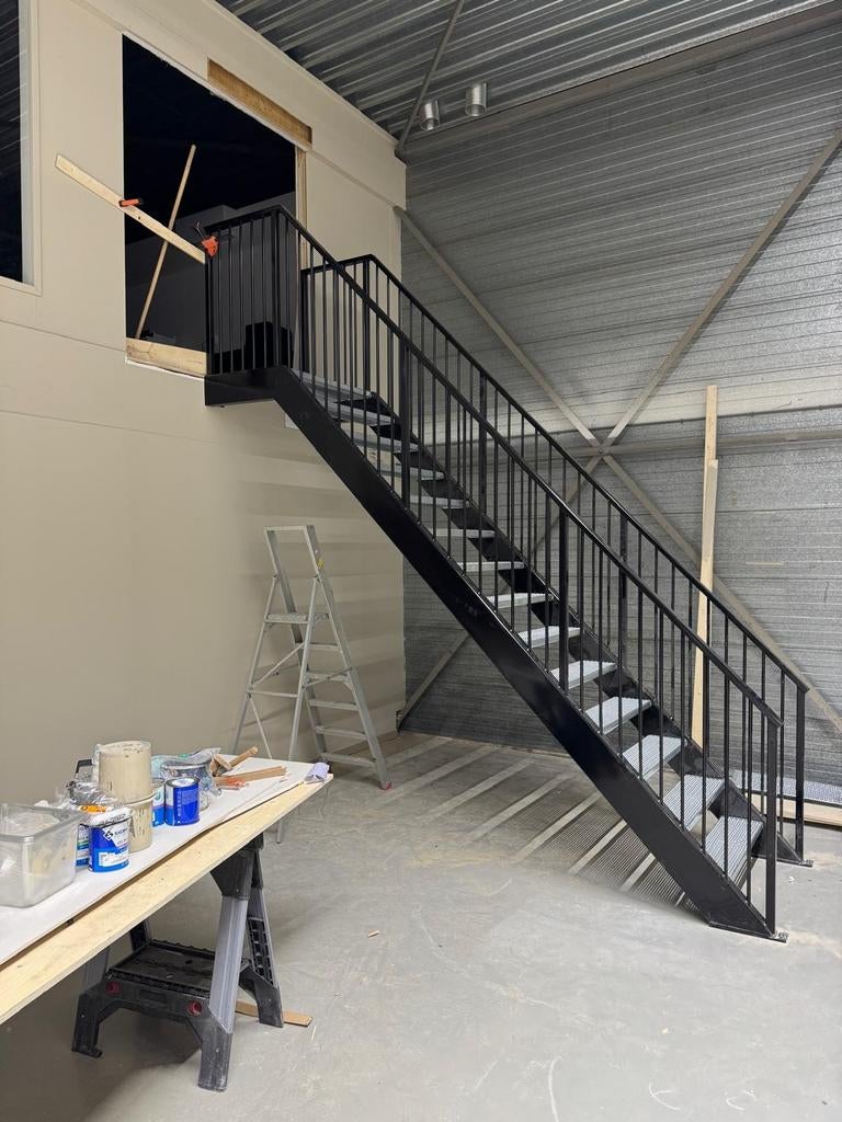 stalen trappen nieuw en gebruikt now101, Doe-het-zelf en Verbouw, Ladders en Trappen, Ophalen, 2 tot 4 meter