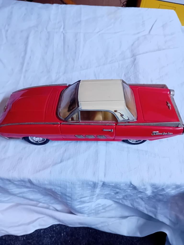 Ford Thunderbird 1963 Modelauto - Rood met Wit Dak, Hobby en Vrije tijd, Modelauto's | 1:18, Ophalen of Verzenden, Gebruikt, Auto
