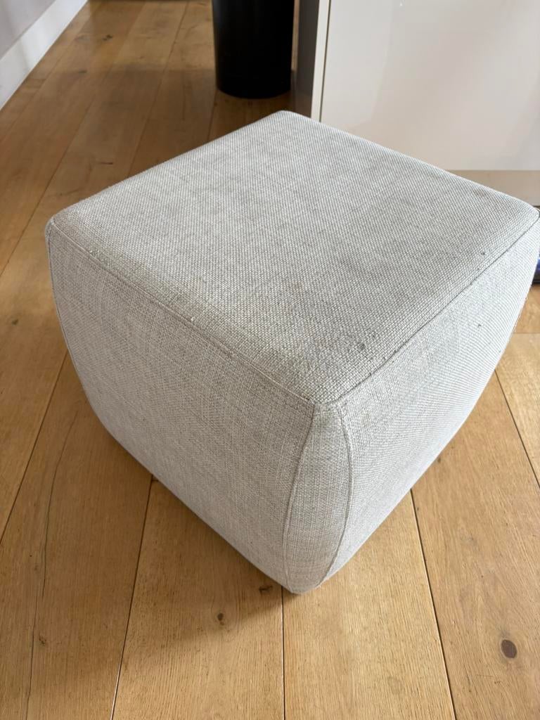 Gratis af te halen: Poef 50x50x45 (hoog) cm, Ophalen, Gebruikt, Stof, 50 tot 75 cm