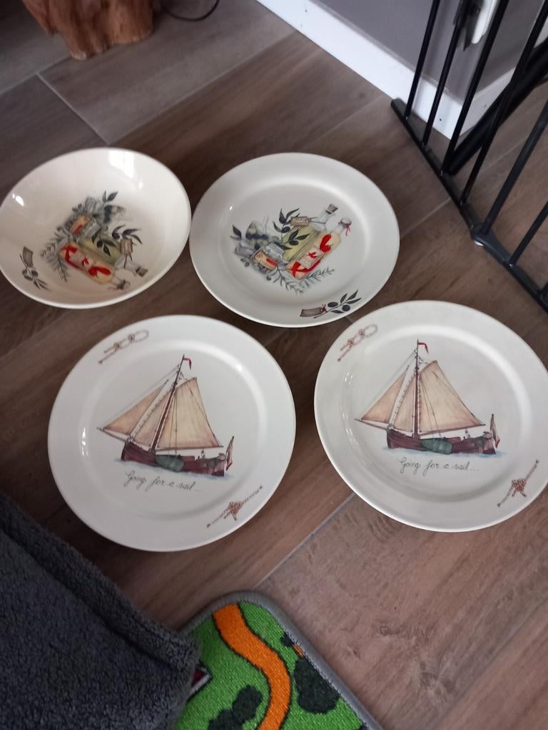 3 Pizzaborden  plus 1 schaal jet servies, Huis en Inrichting, Keuken | Servies, Ophalen, Overige stijlen, Bord(en)