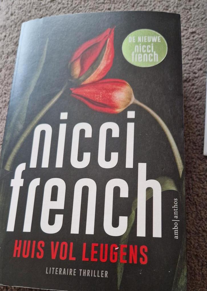 Een huis vol leugens - Nicci French (Literaire thriller), Boeken, Thrillers, Gelezen, Nederland, Ophalen of Verzenden