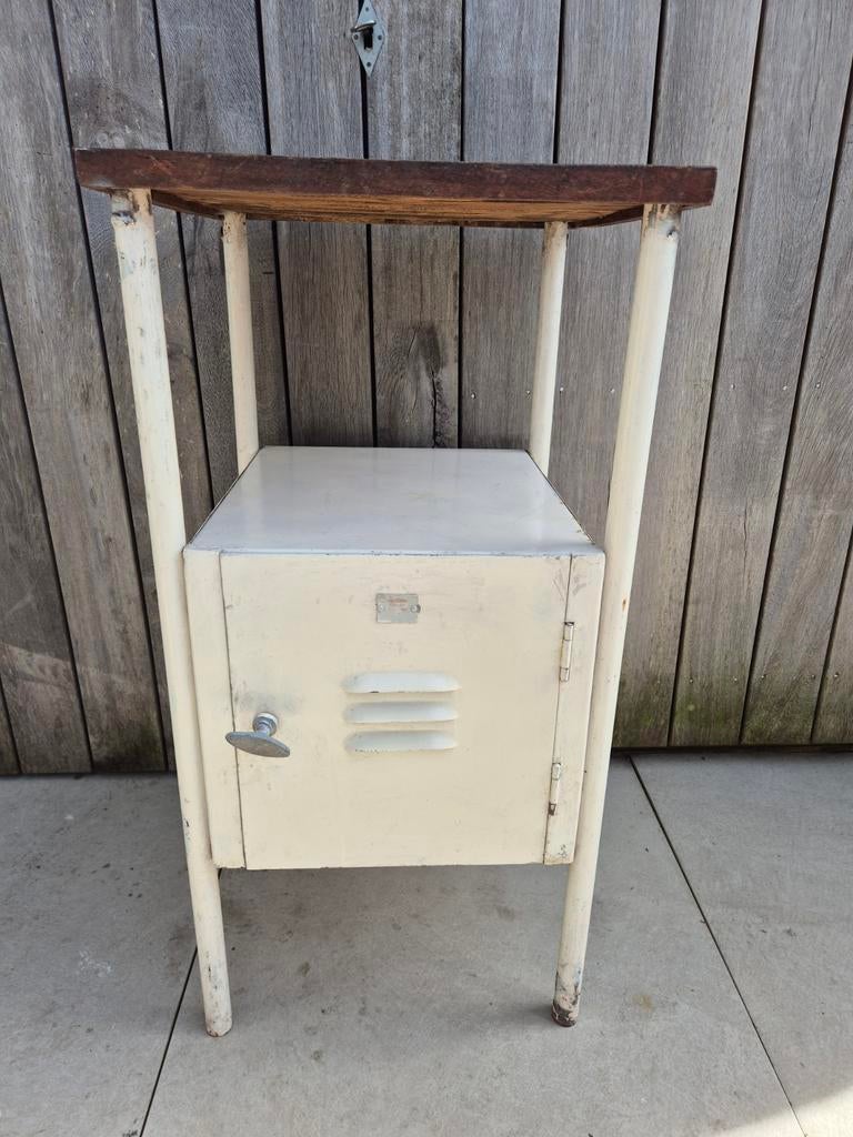 Vintage locker kastje / bijzet tafel / nachtkastje, Huis en Inrichting, Tafels | Bijzettafels, Minder dan 55 cm, Gebruikt, Metaal of Aluminium