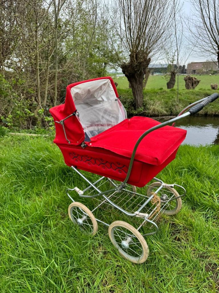 Vintage rode poppenwagen retro – €20 morgen ophalen, Kinderen en Baby's, Speelgoed | Poppen, Ophalen, Gebruikt, Babypop