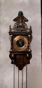 Antieke wandklok met gedetailleerde versieringen, Ophalen