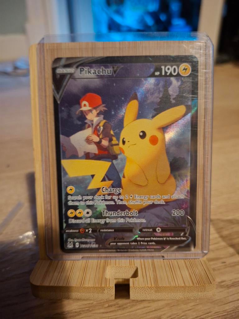 Pikachu V TG16/TG30 - Pokémon Kaart - Brilliant Stars, Hobby en Vrije tijd, Verzamelkaartspellen | Pokémon, Zo goed als nieuw