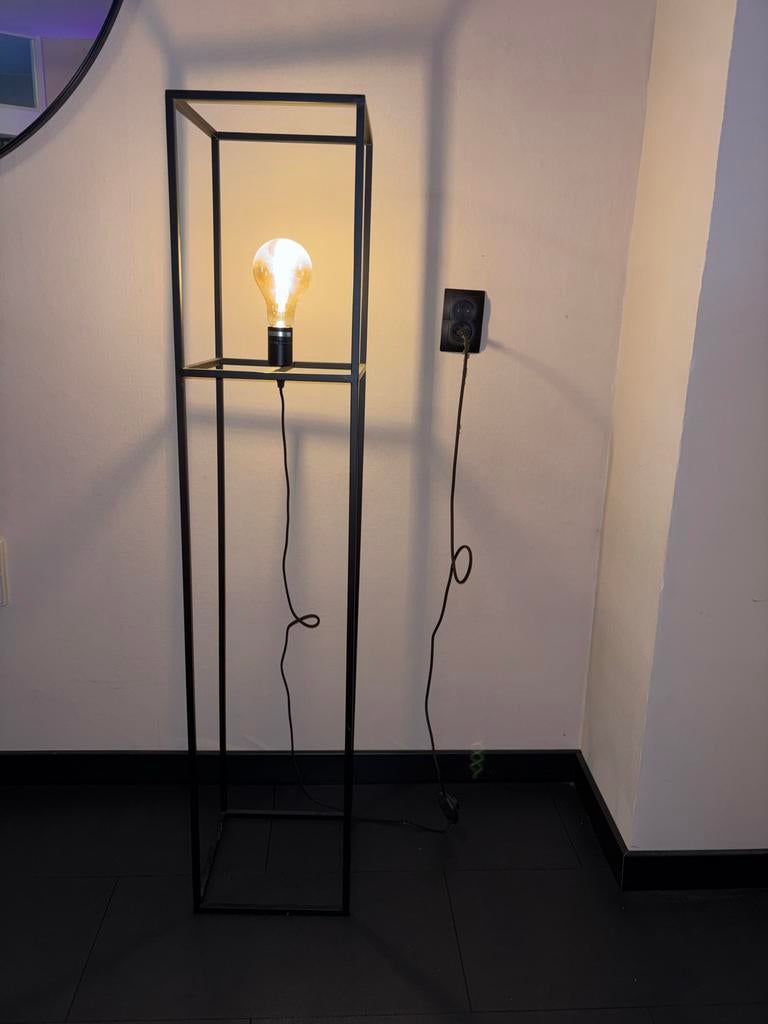 Zwarte metalen vloerlamp met open frame, Ophalen, Gebruikt, Metaal, 150 tot 200 cm