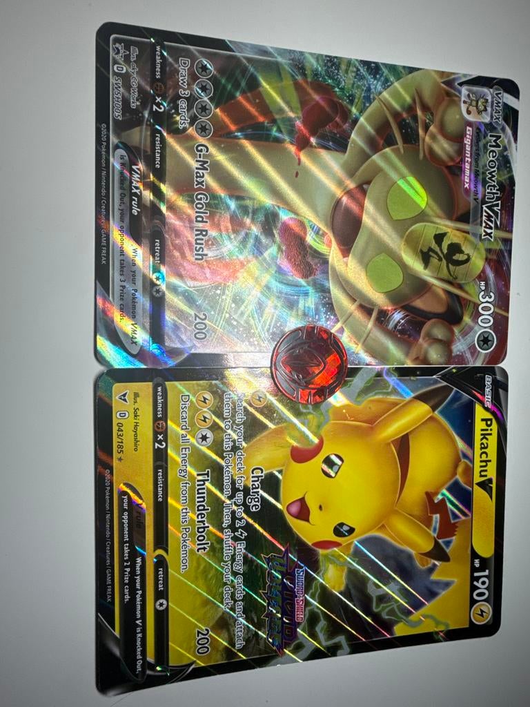 Pokémon kaarten Meowth VMAX en Pikachu V, Verzenden, Zo goed als nieuw, Meerdere kaarten, Foil