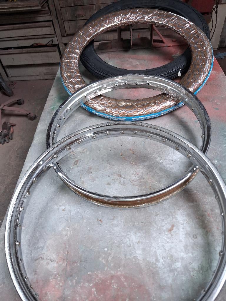 aangeboden 2nieuwe banden 250x17 en velgen 1.50x 17, Ophalen of Verzenden, Nieuw, Overige typen