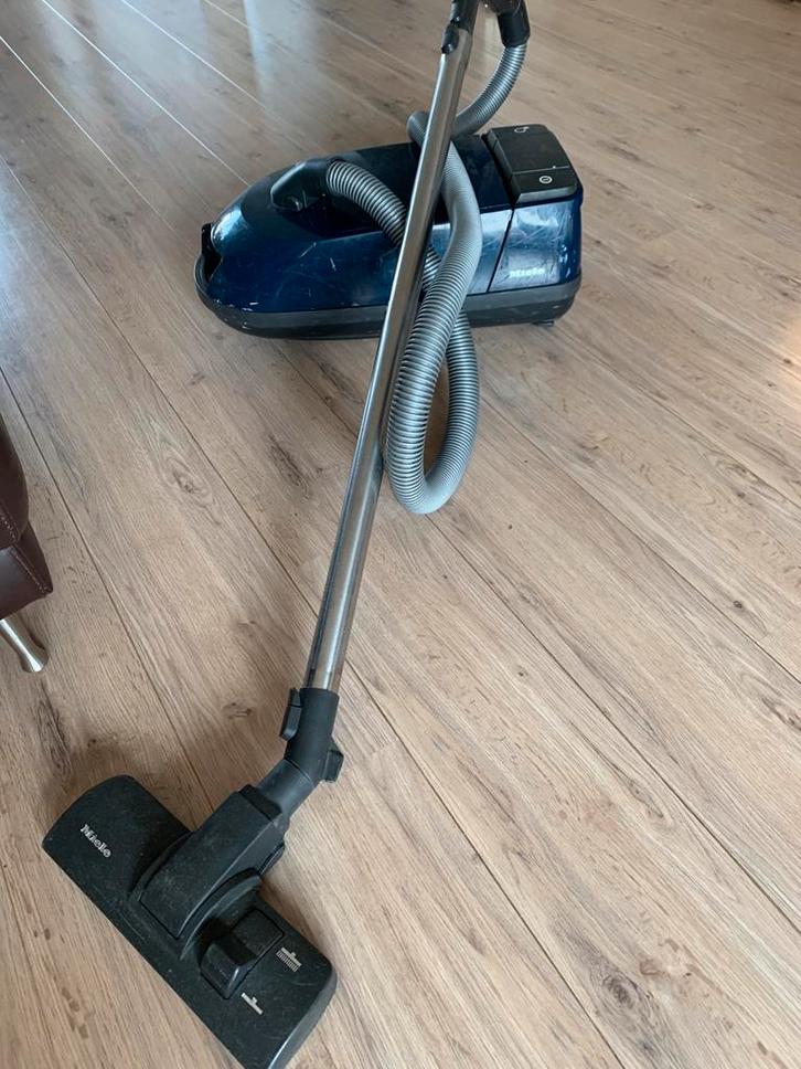 Miele stofzuiger, Witgoed en Apparatuur, Stofzuigers, Gebruikt, Stofzuiger, 1200 tot 1600 watt, Stofzak, Ophalen of Verzenden