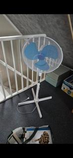 Witte Statiefventilator met Blauwe Bladen, Ophalen, Zo goed als nieuw, Statiefventilator