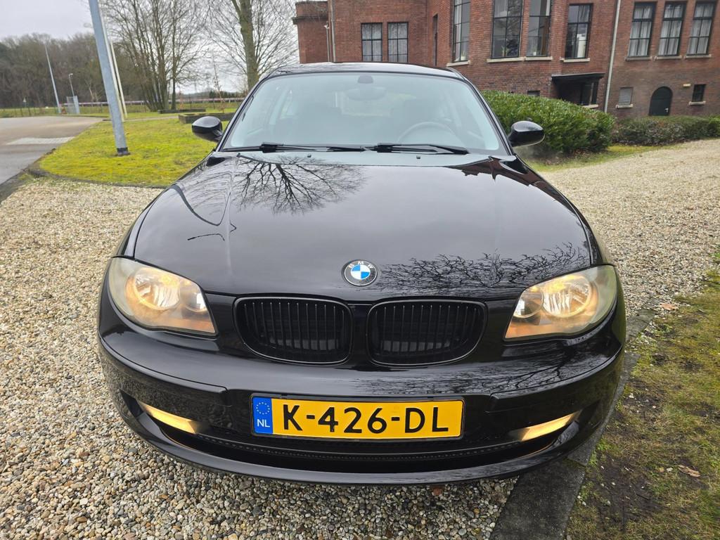 BMW 1-serie 118i 3-deurs AIRCO *apk:09-2026*, Auto's, BMW, 1-Serie, Achterwielaandrijving, 4 stoelen, Zwart