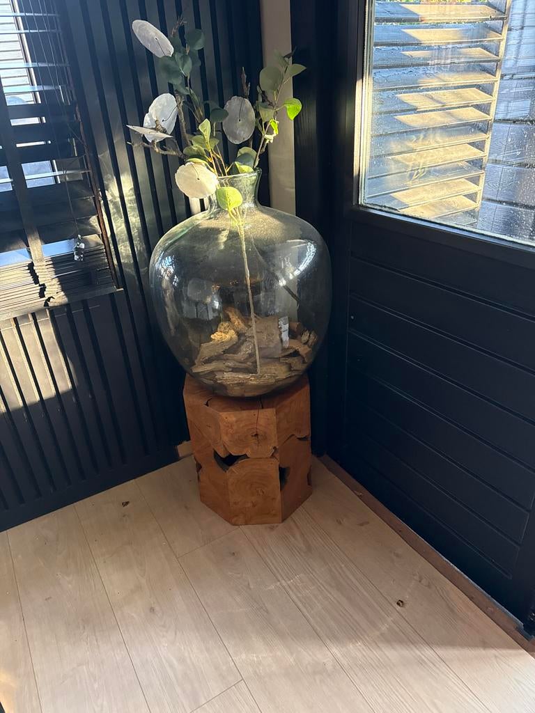 Grote glazen vaas met houten sokkel en decoratie, Overige kleuren, Ophalen of Verzenden, 75 cm of meer, Glas