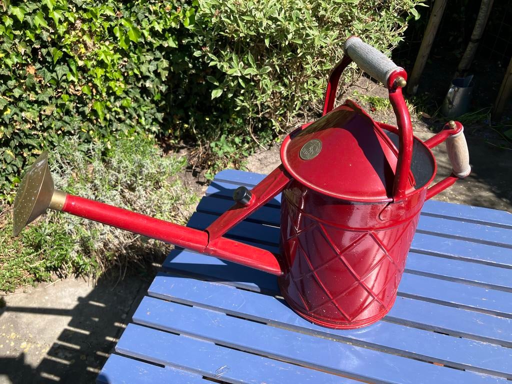 Vintagemodel  Haws metalen Rode Gieter met Messing Sproeikop, Ophalen of Verzenden, Zo goed als nieuw, Metaal