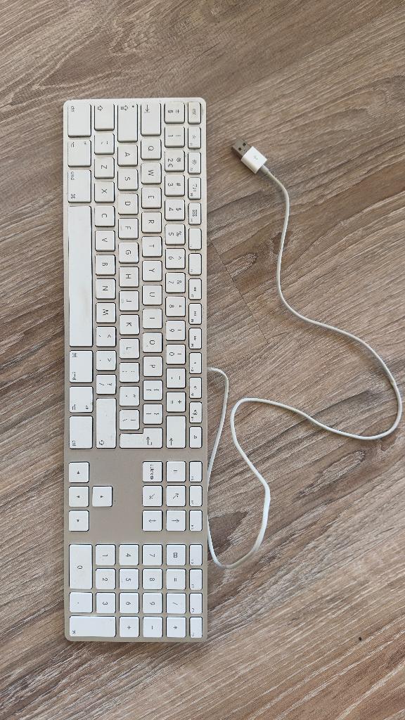 Apple Keyboard met Numeriek Toetsenbord - Bedraad, Ophalen of Verzenden, Gebruikt, Apple