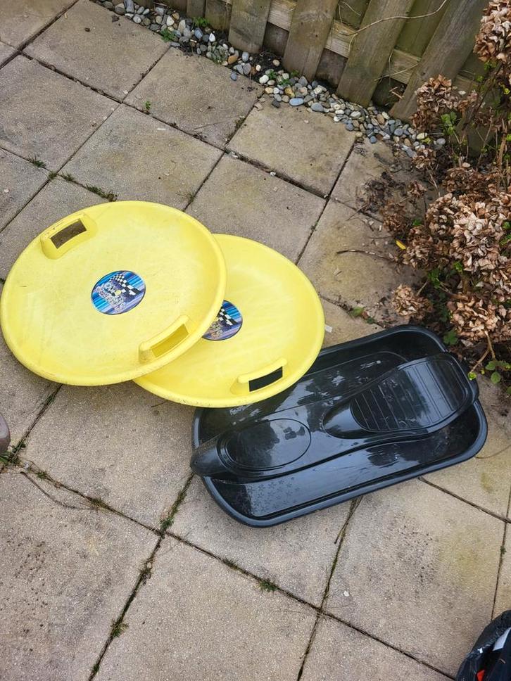 3x Slee: 2x Gele Rodel Schijf, 1x Zwarte Slee, Kinderen en Baby's, Speelgoed | Buiten | Sleeën, Gebruikt, Kunststof, Ophalen of Verzenden