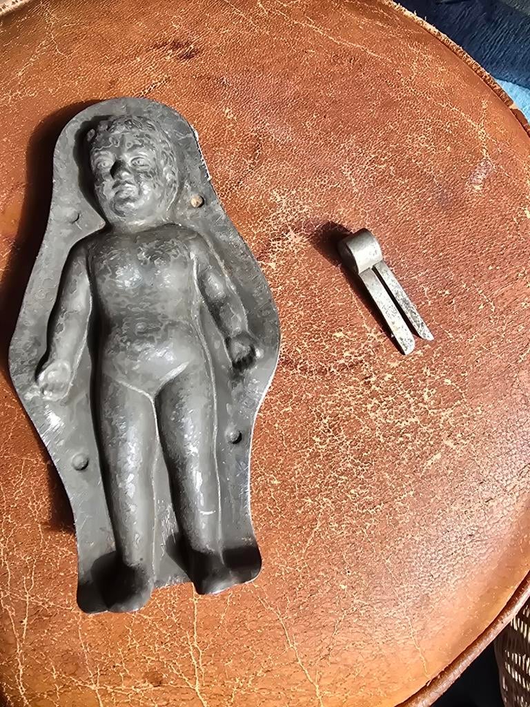 Antieke chocolade/ koek mal van een kind, Verzenden