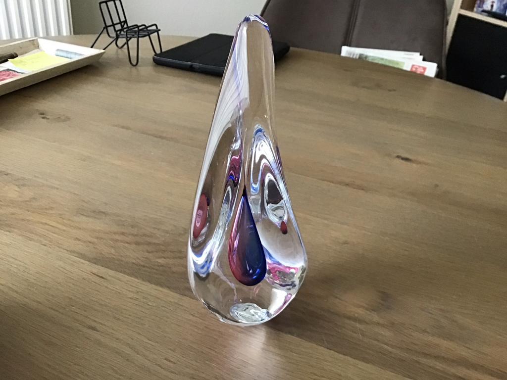 Moderne glazen sculptuur met kleurrijke accenten, Ophalen of Verzenden