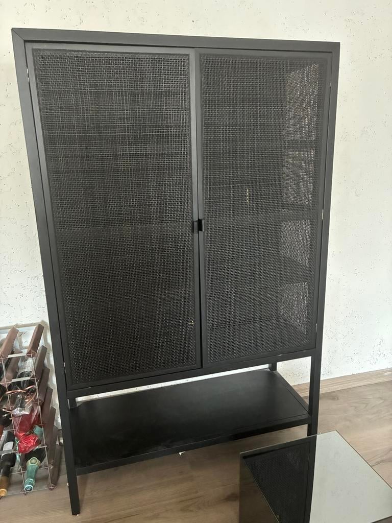 Zwarte kast met rotan deuren - 160x100x40 cm, Ophalen, Overige materialen, Gebruikt, 50 tot 100 cm