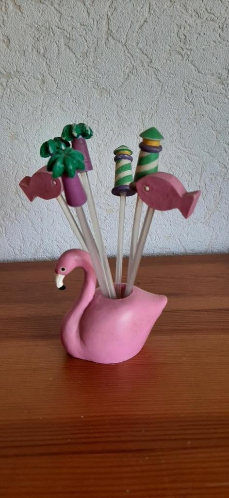 FLAMINGO MET COCKTAIL PRIKKERS., Ophalen of Verzenden, Zo goed als nieuw, Beeldje of Figuurtje