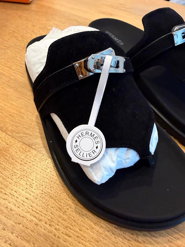 Hermès Sandalen Zwart Suède - Nieuw met label, Ophalen of Verzenden, Nieuw, Zwart, Slippers