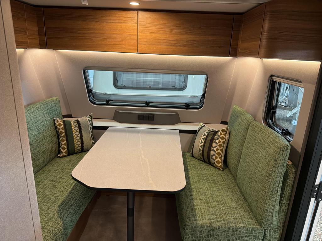 Eriba Feeling 425 2026 Lulea Leaf vloerverwarming, Caravans en Kamperen, Standaardzit, Bedrijf, 750 - 1000 kg, 4 tot 5 meter