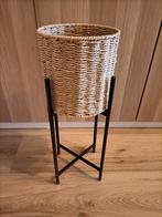 Leuke rieten plantenbak/ mand op metalen onderstel., Ophalen