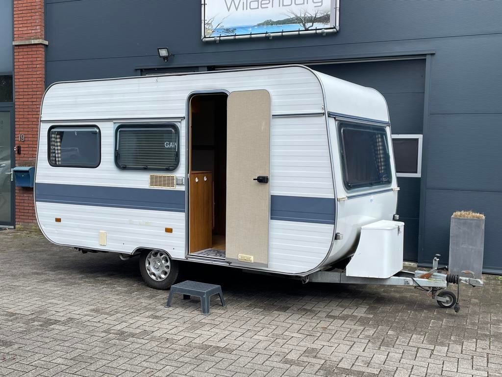 Mooie èn authentieke Adria 410SLT, 1984, 1e eigenaar!, Caravans en Kamperen, Standaardzit, Dwarsbed, Schokbreker, Bedrijf