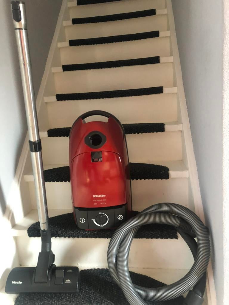 Te koop: Miele stofzuiger – 1800 watt, Ophalen of Verzenden, Zo goed als nieuw, 1600 tot 2000 watt