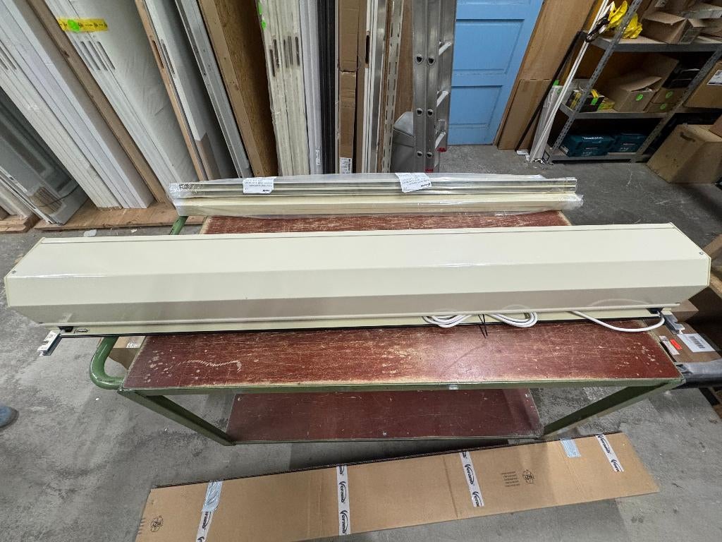Rolluik helemaal nieuw met motor 2190x1545, Doe-het-zelf en Verbouw, Rolluiken, Ophalen, Crème of Beige, Nieuw, 200 cm of meer