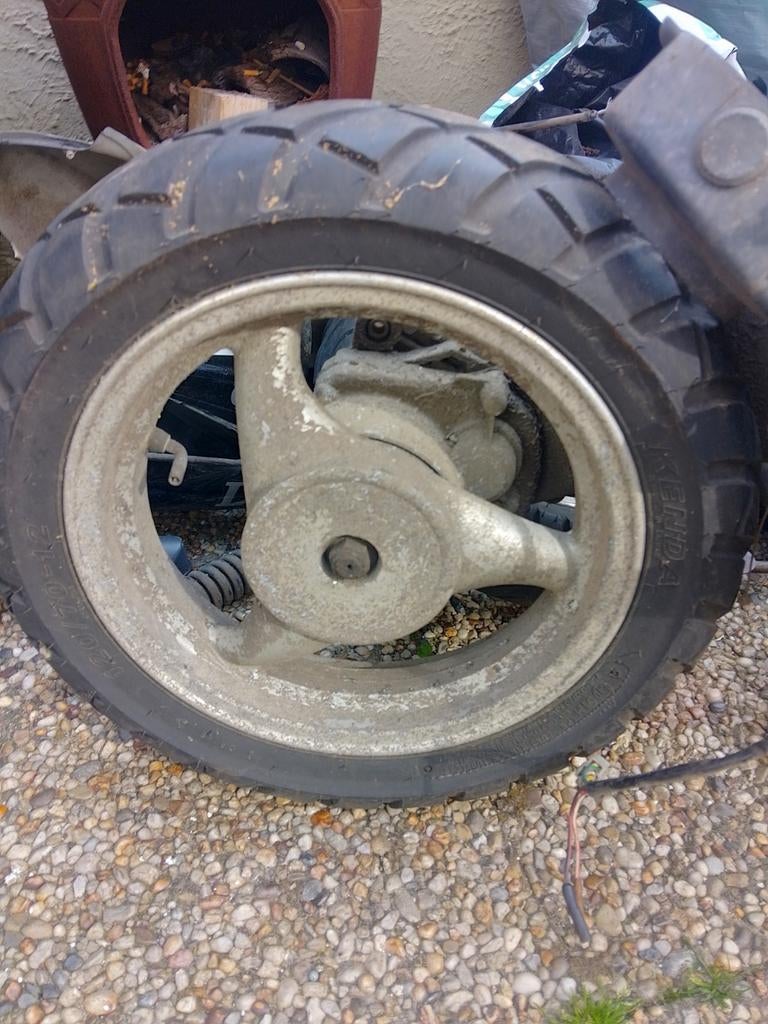 12 inch scootervelgen met banden - moeten gepoetst, Fietsen en Brommers, Brommeronderdelen | Scooters, Ophalen of Verzenden, Gebruikt