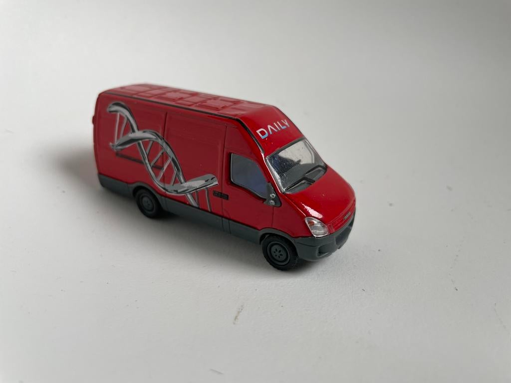 model Iveco Daily Van bestelbus, Rood decals, 1/87, bespeeld, Ophalen of Verzenden, Gebruikt, Auto
