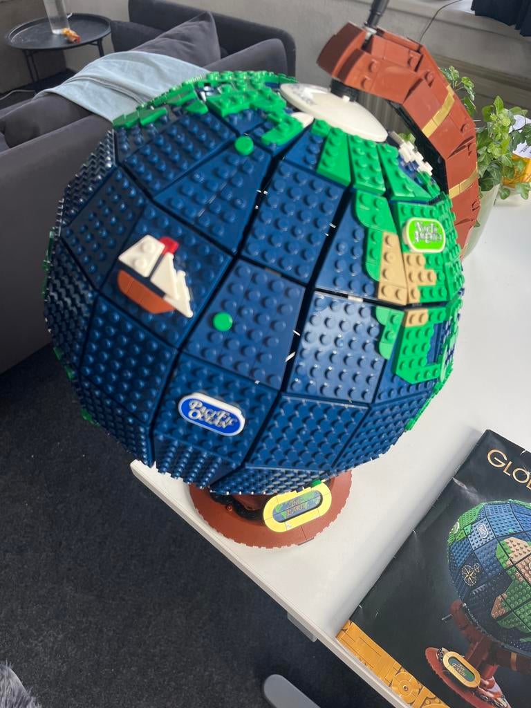 Lego Wereldbol (the globe) - Opgebouwd en Klaar, Kinderen en Baby's, Speelgoed | Duplo en Lego, Ophalen of Verzenden, Zo goed als nieuw