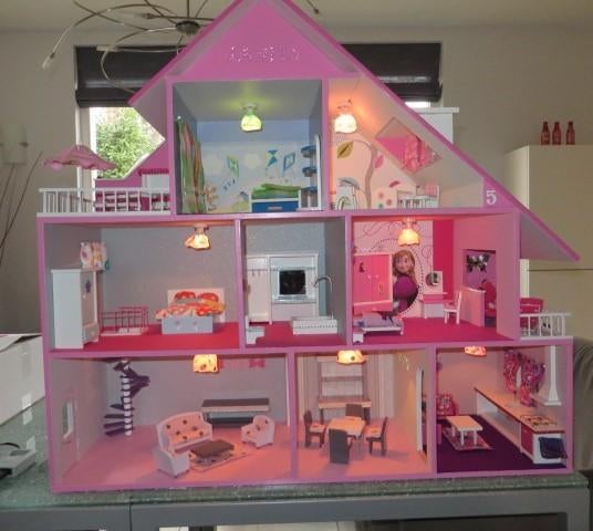 Te koop aangeboden: Houten poppenhuis met verlichting , Kinderen en Baby's, Speelgoed | Poppenhuizen, Ophalen, Zo goed als nieuw