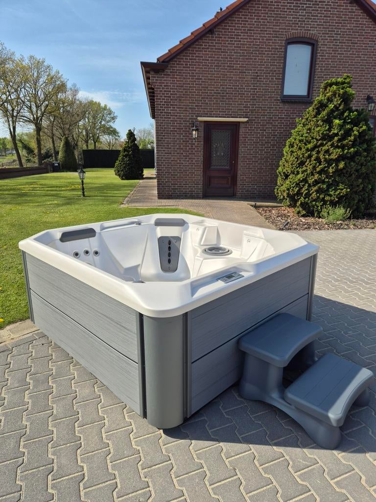 Jacuzzi Hotspring 2 maanden oud!, Ophalen, Zo goed als nieuw, Trap, Vast